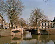 828282 Gezicht op de gerestaureerde Weerdbrug over de Stadsbuitengracht te Utrecht, vanaf de Nieuwekade, naar het ...